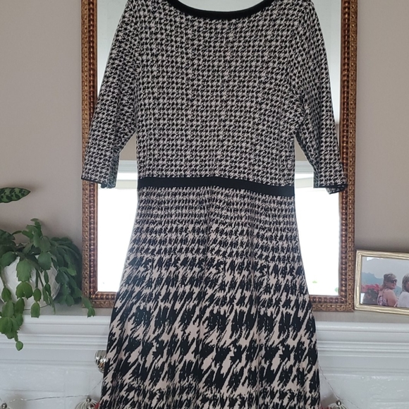 Taylor XL Beige/Black Houndstooth sweater dress - Picture 2 of 8